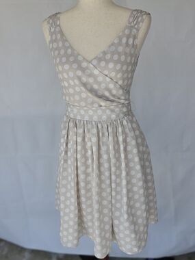 EXPRESS Vintage Polka Dot Faux-Wrap Fit & Flare Mini Dress – Champagne/Taupe Sz4